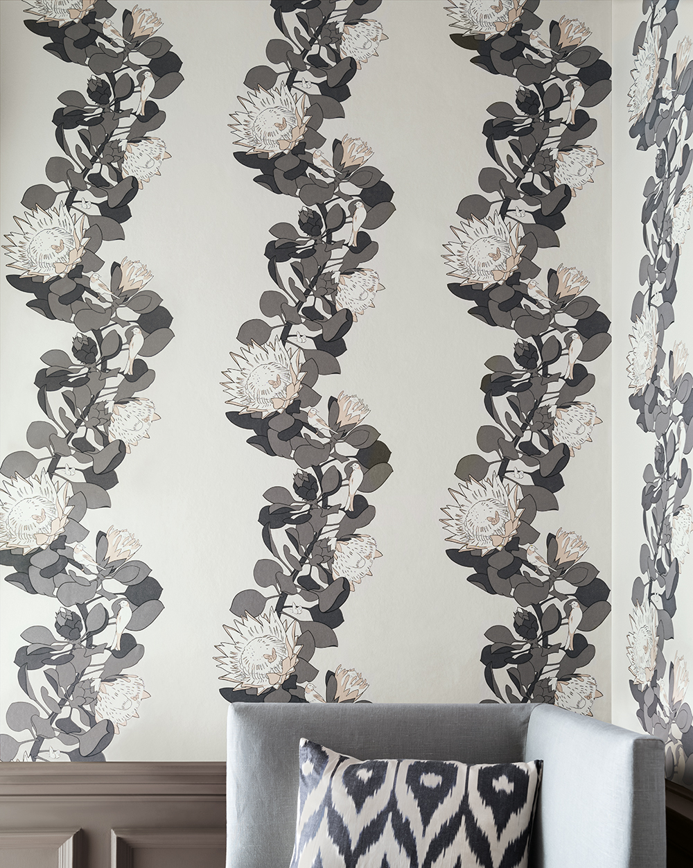 Обои Paint and Paper Library Tresco Protea Trail Monument 0393PTMONU фото в интерьере